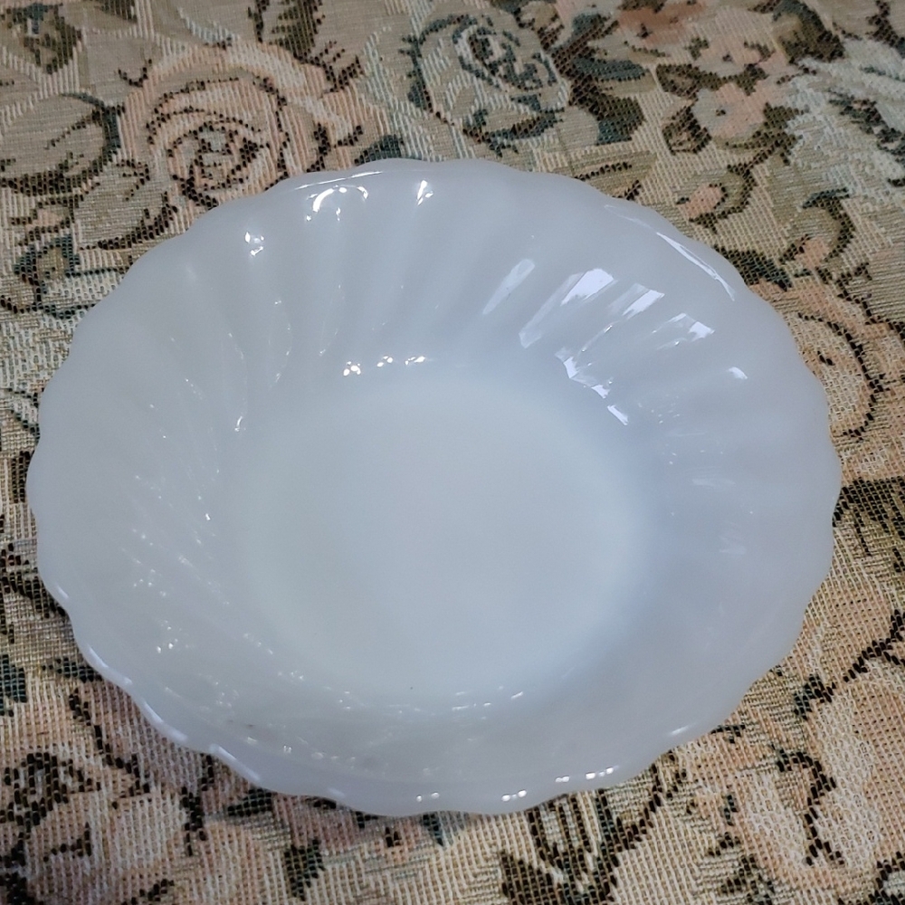 Anchor Hocking Suburbia Bowl. Elegant White Scalloped Bowl